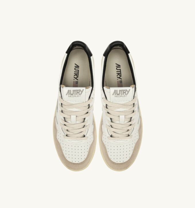 MEDALIST LOW SNEAKER AUS WEISSEM UND SCHWARZEM LEDER UND WILDLEDER MIT SCHRIFTZUG MEDALIST LOW SNEAKER AUS WEISSEM UND SCHWARZEM LEDER UND WILDLEDER MIT SCHRIFTZUG