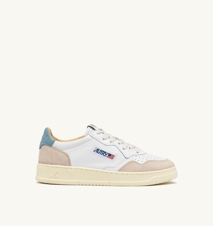 MEDALIST LOW SNEAKER AUS WEISSEM UND SILBERBLAUEM LEDER-WILDLEDER