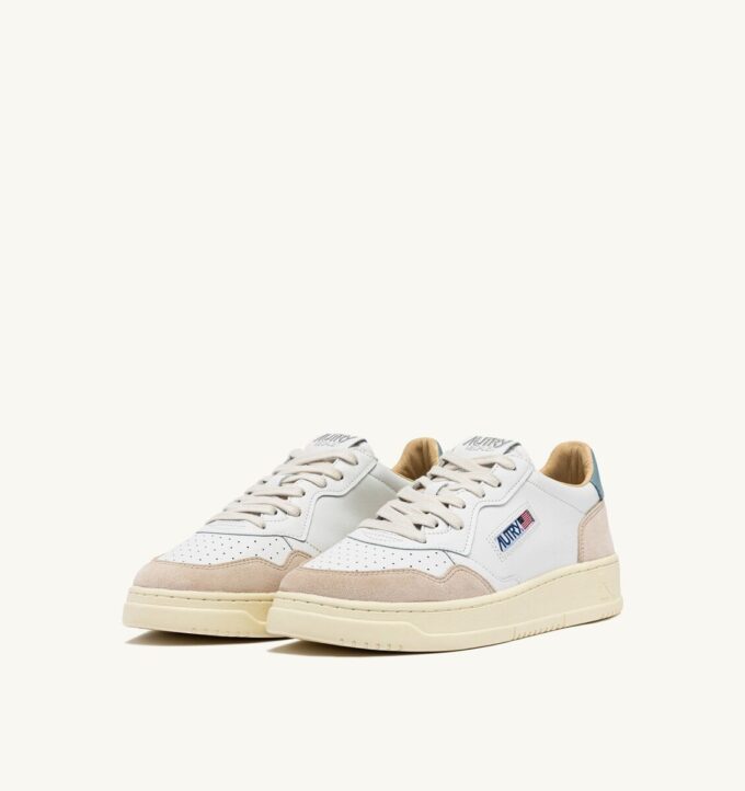 MEDALIST LOW SNEAKER AUS WEISSEM UND SILBERBLAUEM LEDER-WILDLEDER