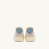 MEDALIST LOW SNEAKER AUS WEISSEM UND SILBERBLAUEM LEDER-WILDLEDER
