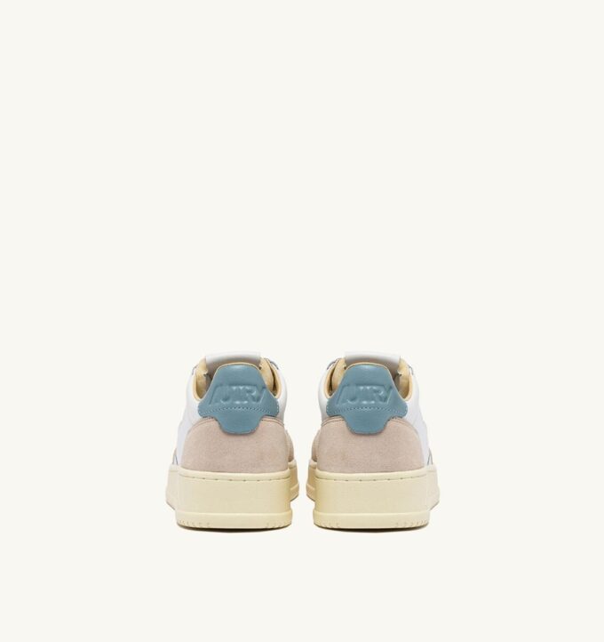 MEDALIST LOW SNEAKER AUS WEISSEM UND SILBERBLAUEM LEDER-WILDLEDER