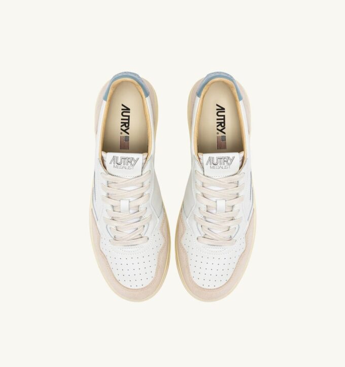 MEDALIST LOW SNEAKER AUS WEISSEM UND SILBERBLAUEM LEDER-WILDLEDER