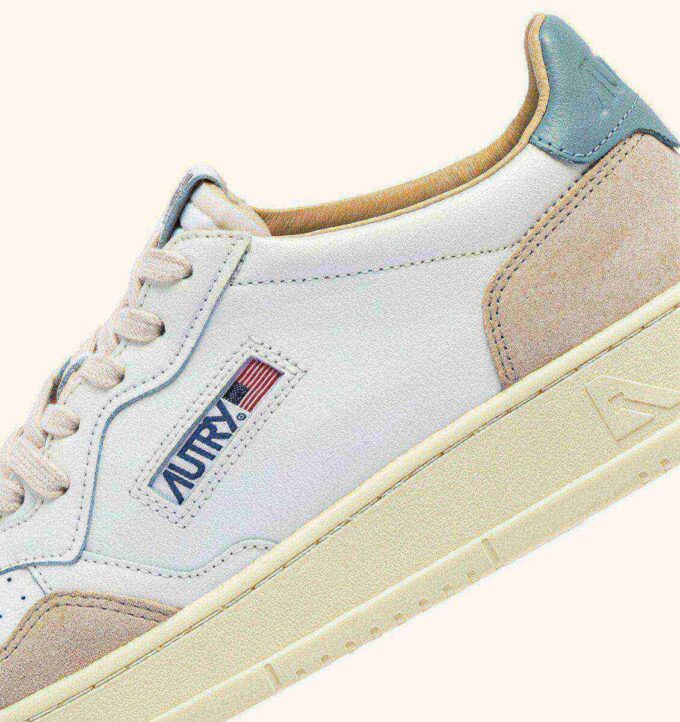 MEDALIST LOW SNEAKER AUS WEISSEM UND SILBERBLAUEM LEDER-WILDLEDER