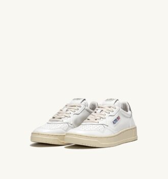 MEDALIST LOW SNEAKER AUS WEISSEM UND SILBERNEN LEDER
