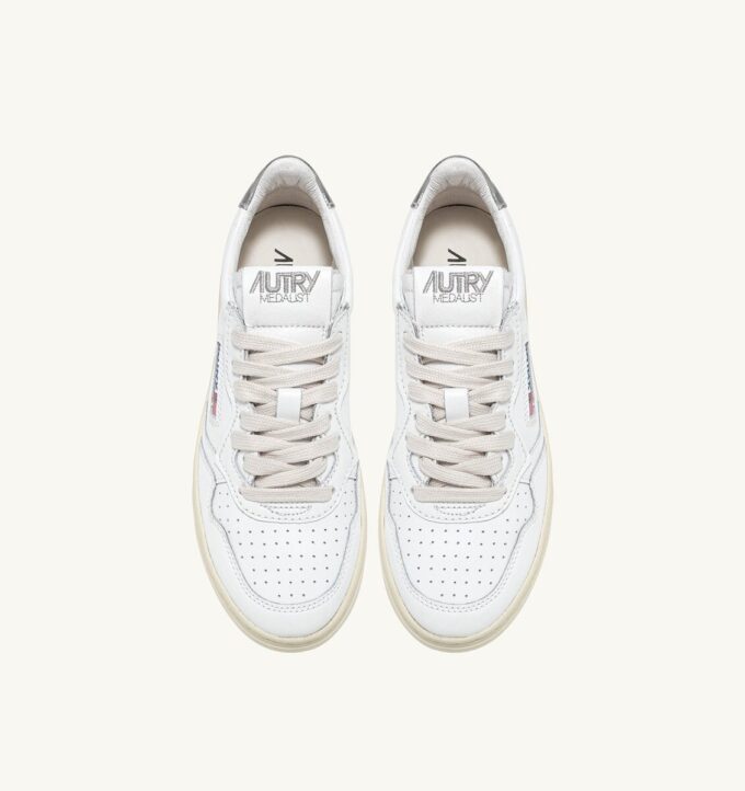 MEDALIST LOW SNEAKER AUS WEISSEM UND SILBERNEN LEDER MEDALIST LOW SNEAKER AUS WEISSEM UND SILBERNEN LEDER