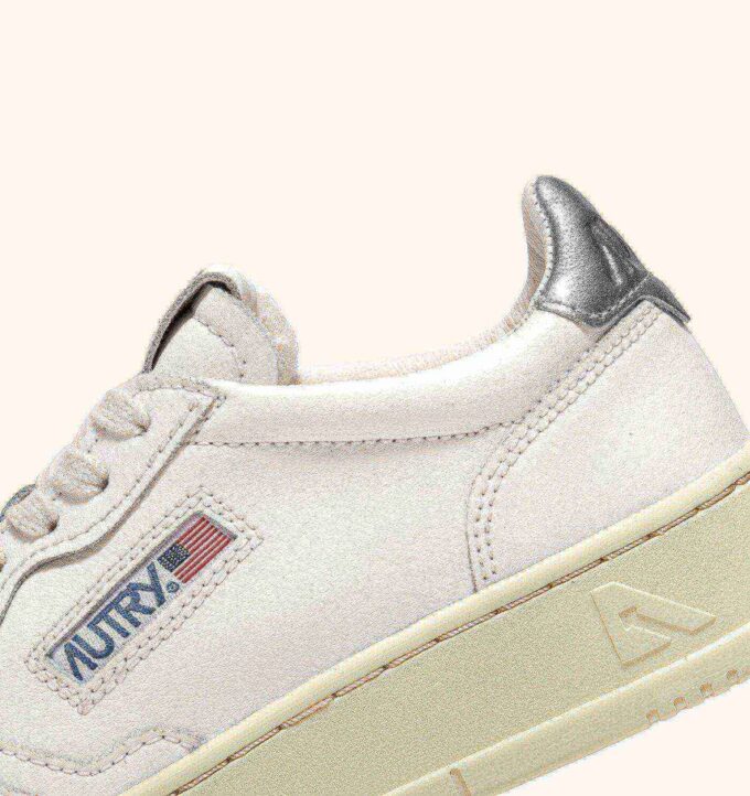 MEDALIST LOW SNEAKER AUS WEISSEM UND SILBERNEN LEDER MEDALIST LOW SNEAKER AUS WEISSEM UND SILBERNEN LEDER