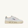 MEDALIST LOW SNEAKER AUS WEISSEM UND SILBERNEN LEDER MIT SCHRIFTZUG