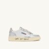 MEDALIST LOW SNEAKER AUS WEISSEM UND SILBERNEN LEDER MIT SCHRIFTZUG
