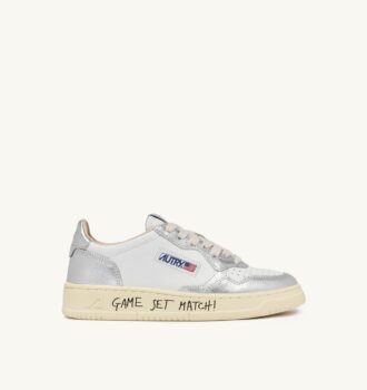 MEDALIST LOW SNEAKER AUS WEISSEM UND SILBERNEN LEDER MIT SCHRIFTZUG