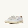 MEDALIST LOW SNEAKER AUS WEISSEM UND SILBERNEN LEDER MIT SCHRIFTZUG