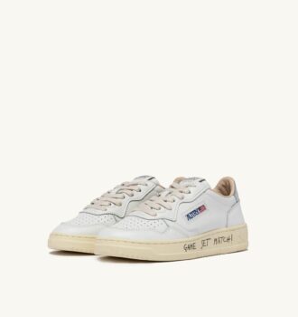 MEDALIST LOW SNEAKER AUS WEISSEM UND SILBERNEN LEDER MIT SCHRIFTZUG