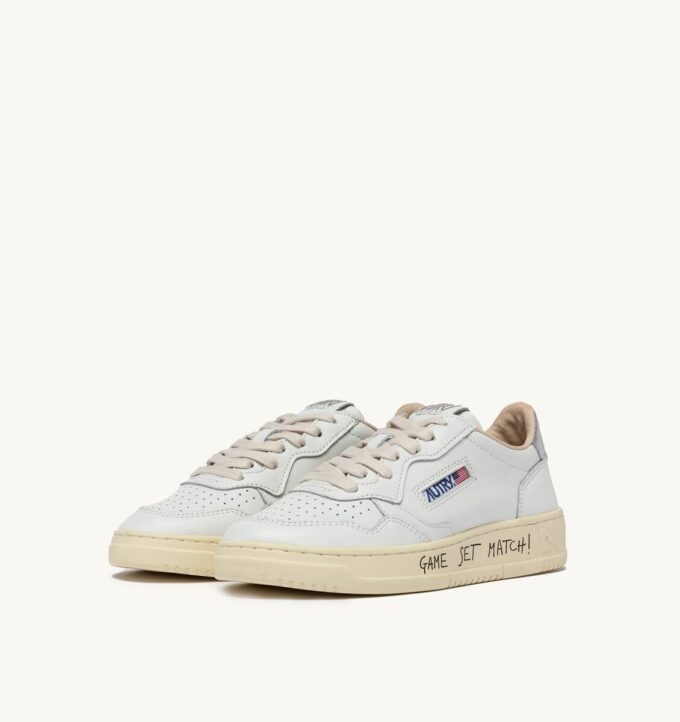 MEDALIST LOW SNEAKER AUS WEISSEM UND SILBERNEN LEDER MIT SCHRIFTZUG
