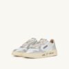 MEDALIST LOW SNEAKER AUS WEISSEM UND SILBERNEN LEDER MIT SCHRIFTZUG