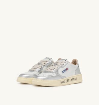 MEDALIST LOW SNEAKER AUS WEISSEM UND SILBERNEN LEDER MIT SCHRIFTZUG