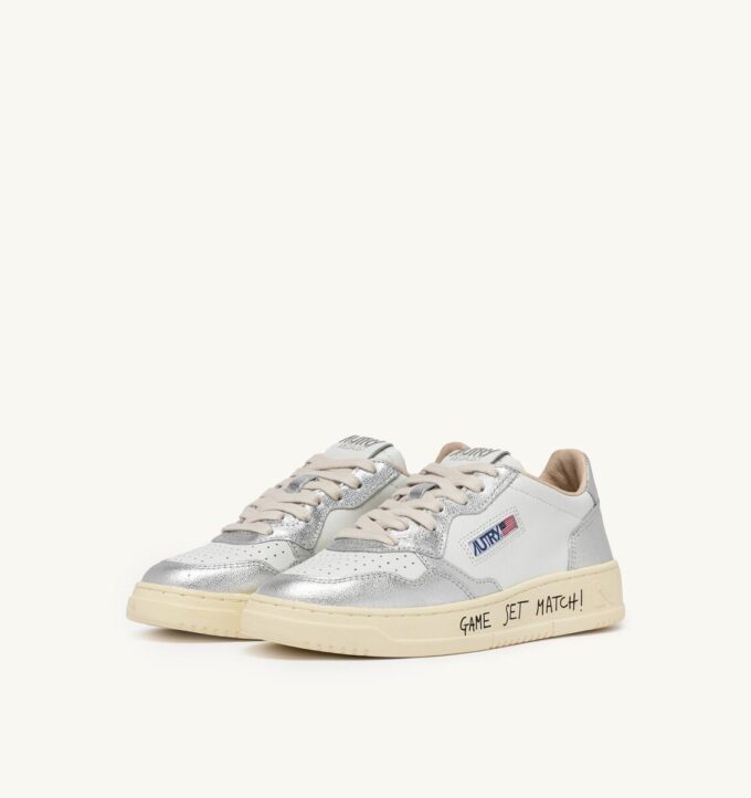 MEDALIST LOW SNEAKER AUS WEISSEM UND SILBERNEN LEDER MIT SCHRIFTZUG