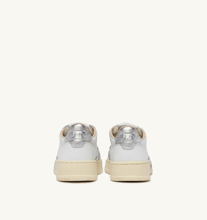 MEDALIST LOW SNEAKER AUS WEISSEM UND SILBERNEN LEDER MIT SCHRIFTZUG