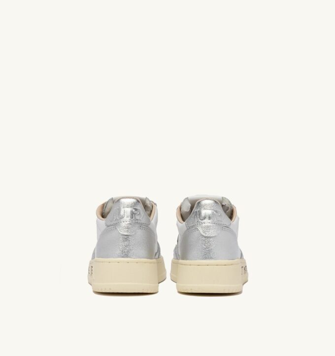 MEDALIST LOW SNEAKER AUS WEISSEM UND SILBERNEN LEDER MIT SCHRIFTZUG