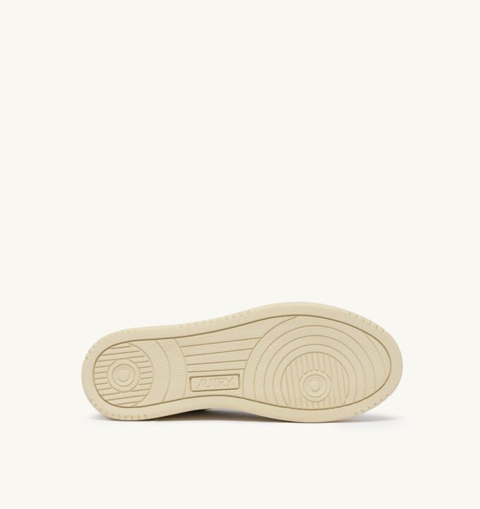 MEDALIST LOW SNEAKER AUS WEISSEM UND SILBERNEN LEDER MIT SCHRIFTZUG