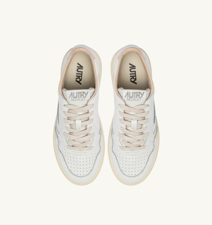 MEDALIST LOW SNEAKER AUS WEISSEM UND SILBERNEN LEDER MIT SCHRIFTZUG