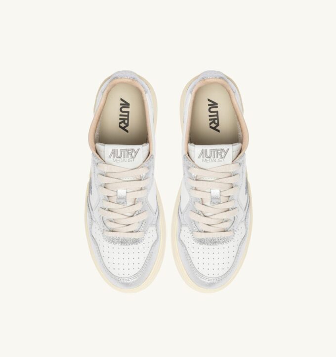 MEDALIST LOW SNEAKER AUS WEISSEM UND SILBERNEN LEDER MIT SCHRIFTZUG
