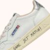 MEDALIST LOW SNEAKER AUS WEISSEM UND SILBERNEN LEDER MIT SCHRIFTZUG
