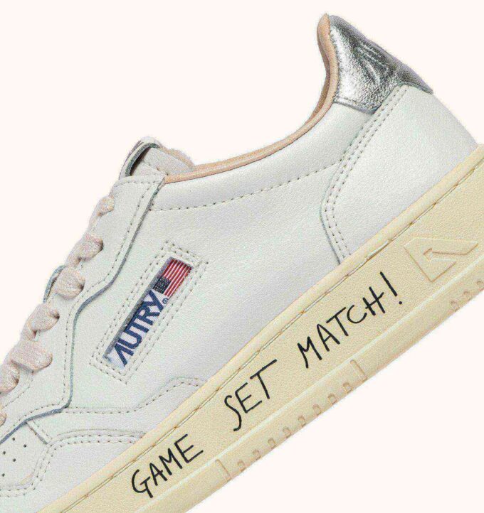 MEDALIST LOW SNEAKER AUS WEISSEM UND SILBERNEN LEDER MIT SCHRIFTZUG