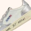 MEDALIST LOW SNEAKER AUS WEISSEM UND SILBERNEN LEDER MIT SCHRIFTZUG