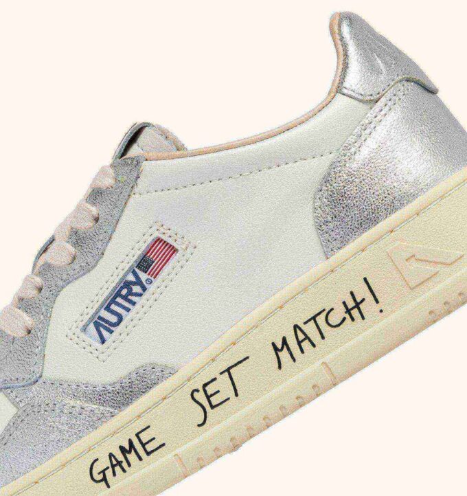 MEDALIST LOW SNEAKER AUS WEISSEM UND SILBERNEN LEDER MIT SCHRIFTZUG