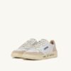 MEDALIST LOW SNEAKER AUS WEISSEM UND SILBERNEN LEDER UND WILDLEDER MIT SCHRIFTZUG MEDALIST LOW SNEAKER AUS WEISSEM UND SILBERNEN LEDER UND WILDLEDER MIT SCHRIFTZUG