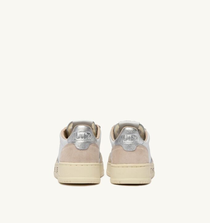 MEDALIST LOW SNEAKER AUS WEISSEM UND SILBERNEN LEDER UND WILDLEDER MIT SCHRIFTZUG MEDALIST LOW SNEAKER AUS WEISSEM UND SILBERNEN LEDER UND WILDLEDER MIT SCHRIFTZUG