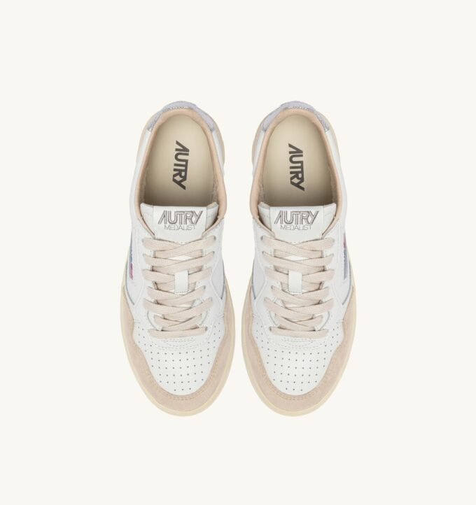 MEDALIST LOW SNEAKER AUS WEISSEM UND SILBERNEN LEDER UND WILDLEDER MIT SCHRIFTZUG MEDALIST LOW SNEAKER AUS WEISSEM UND SILBERNEN LEDER UND WILDLEDER MIT SCHRIFTZUG