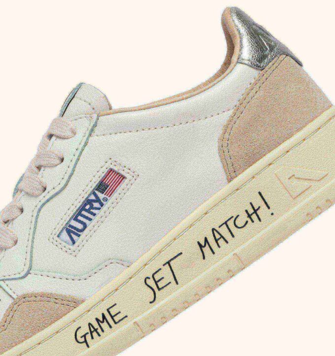 MEDALIST LOW SNEAKER AUS WEISSEM UND SILBERNEN LEDER UND WILDLEDER MIT SCHRIFTZUG MEDALIST LOW SNEAKER AUS WEISSEM UND SILBERNEN LEDER UND WILDLEDER MIT SCHRIFTZUG