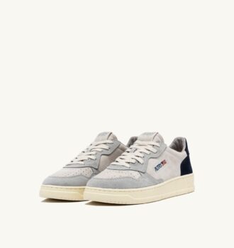 MEDALIST LOW SNEAKER IN LOFT GRAY UND SPACE BLUE WILDLEDER
