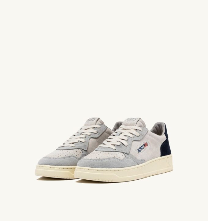 MEDALIST LOW SNEAKER IN LOFT GRAY UND SPACE BLUE WILDLEDER MEDALIST LOW SNEAKER IN LOFT GRAY UND SPACE BLUE WILDLEDER