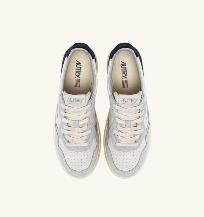 MEDALIST LOW SNEAKER IN LOFT GRAY UND SPACE BLUE WILDLEDER MEDALIST LOW SNEAKER IN LOFT GRAY UND SPACE BLUE WILDLEDER