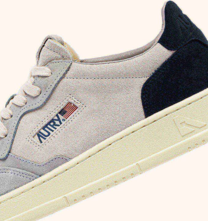 MEDALIST LOW SNEAKER IN LOFT GRAY UND SPACE BLUE WILDLEDER MEDALIST LOW SNEAKER IN LOFT GRAY UND SPACE BLUE WILDLEDER