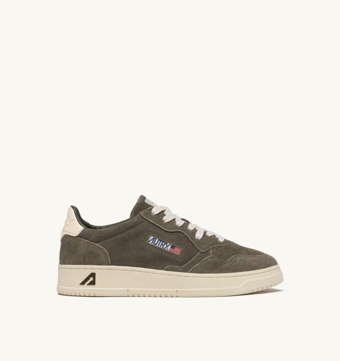MEDALIST LOW SNEAKER IN MISTLETOE UND OFF WHITE SUEDE MEDALIST LOW SNEAKER IN MISTLETOE UND OFF WHITE SUEDE