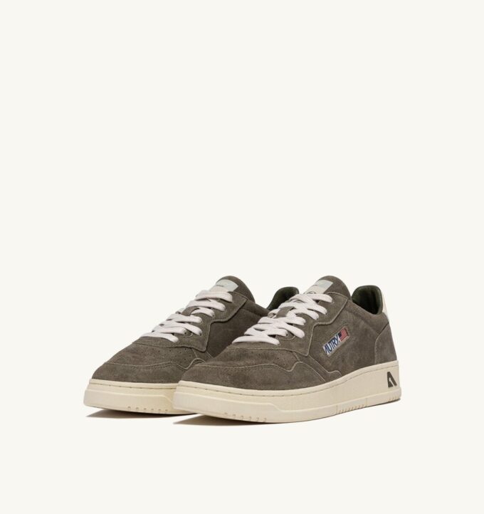 MEDALIST LOW SNEAKER IN MISTLETOE UND OFF WHITE SUEDE MEDALIST LOW SNEAKER IN MISTLETOE UND OFF WHITE SUEDE