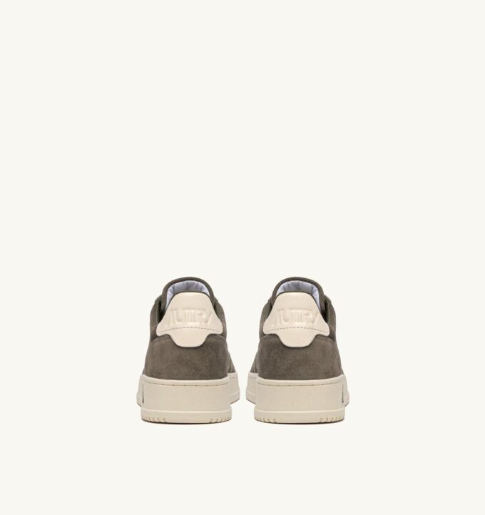 MEDALIST LOW SNEAKER IN MISTLETOE UND OFF WHITE SUEDE MEDALIST LOW SNEAKER IN MISTLETOE UND OFF WHITE SUEDE