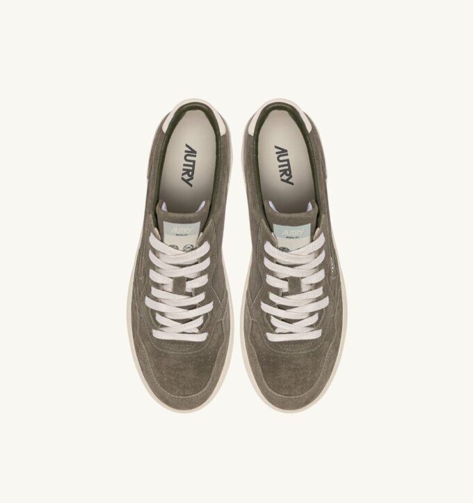 MEDALIST LOW SNEAKER IN MISTLETOE UND OFF WHITE SUEDE MEDALIST LOW SNEAKER IN MISTLETOE UND OFF WHITE SUEDE