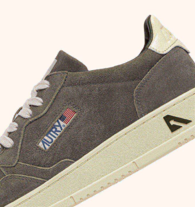 MEDALIST LOW SNEAKER IN MISTLETOE UND OFF WHITE SUEDE MEDALIST LOW SNEAKER IN MISTLETOE UND OFF WHITE SUEDE