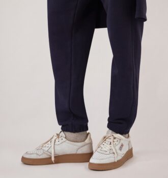 MEDALIST LOW SNEAKER IN WEISS UND TABAKBRAUNEM WILDLEDER MIT ABSCHNITTENEM EFFEKT