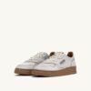 MEDALIST LOW SNEAKER IN WEISS UND TABAKBRAUNEM WILDLEDER MIT ABSCHNITTENEM EFFEKT MEDALIST LOW SNEAKER IN WEISS UND TABAKBRAUNEM WILDLEDER MIT ABSCHNITTENEM EFFEKT