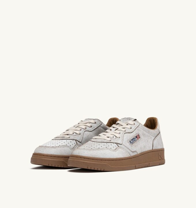 MEDALIST LOW SNEAKER IN WEISS UND TABAKBRAUNEM WILDLEDER MIT ABSCHNITTENEM EFFEKT MEDALIST LOW SNEAKER IN WEISS UND TABAKBRAUNEM WILDLEDER MIT ABSCHNITTENEM EFFEKT