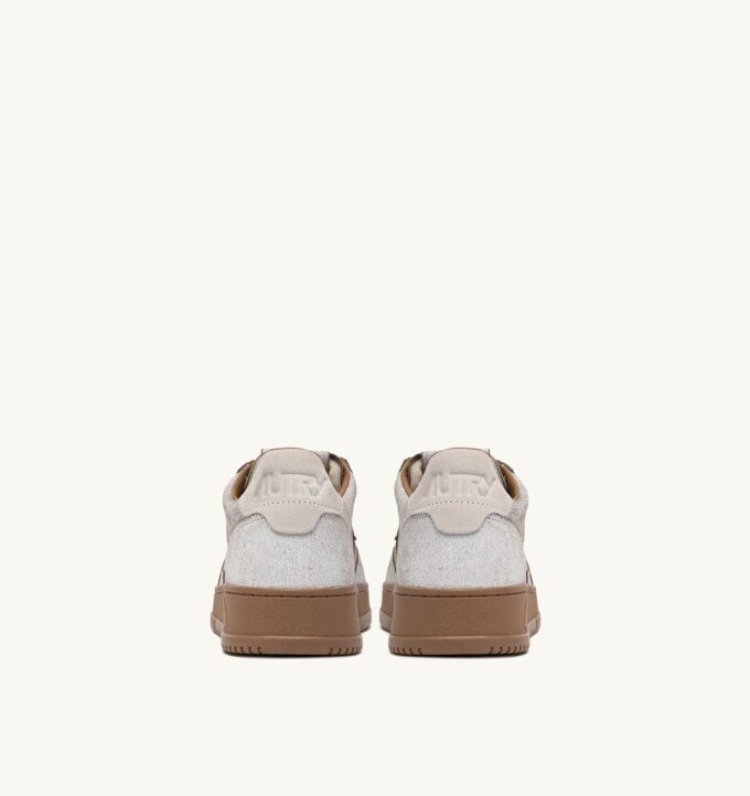 MEDALIST LOW SNEAKER IN WEISS UND TABAKBRAUNEM WILDLEDER MIT ABSCHNITTENEM EFFEKT MEDALIST LOW SNEAKER IN WEISS UND TABAKBRAUNEM WILDLEDER MIT ABSCHNITTENEM EFFEKT