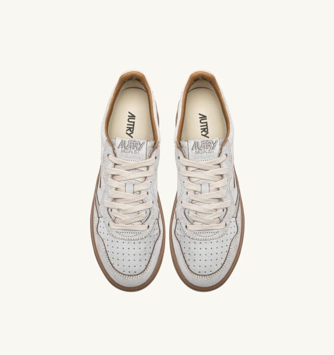 MEDALIST LOW SNEAKER IN WEISS UND TABAKBRAUNEM WILDLEDER MIT ABSCHNITTENEM EFFEKT MEDALIST LOW SNEAKER IN WEISS UND TABAKBRAUNEM WILDLEDER MIT ABSCHNITTENEM EFFEKT