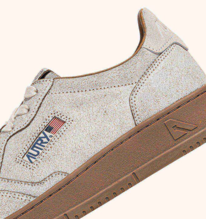 MEDALIST LOW SNEAKER IN WEISS UND TABAKBRAUNEM WILDLEDER MIT ABSCHNITTENEM EFFEKT MEDALIST LOW SNEAKER IN WEISS UND TABAKBRAUNEM WILDLEDER MIT ABSCHNITTENEM EFFEKT