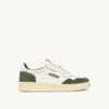 MEDALIST LOW SNEAKER IN WEISSEM UND MILITÄRISCHEM LEDER UND WILDLEDER
