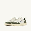 MEDALIST LOW SNEAKER IN WEISSEM UND MILITÄRISCHEM LEDER UND WILDLEDER