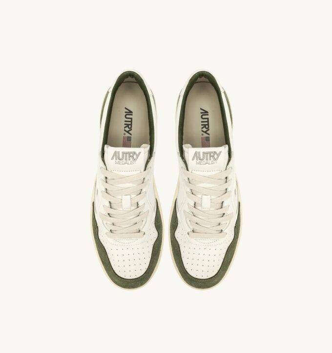 MEDALIST LOW SNEAKER IN WEISSEM UND MILITÄRISCHEM LEDER UND WILDLEDER